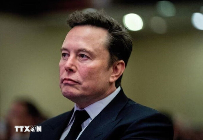 Tại Diễn đàn Kinh tế Thế giới (WEF) ở Davos, Thụy Sĩ, tỷ phú Elon Musk đã lên tiếng cảnh báo rằng các mức thuế cao áp lên thiết bị năng lượng mặt trời đang đẩy chi phí phát triển lên mức không hợp lý, làm chậm quá trình chuyển dịch năng lượng sạch tại Mỹ.