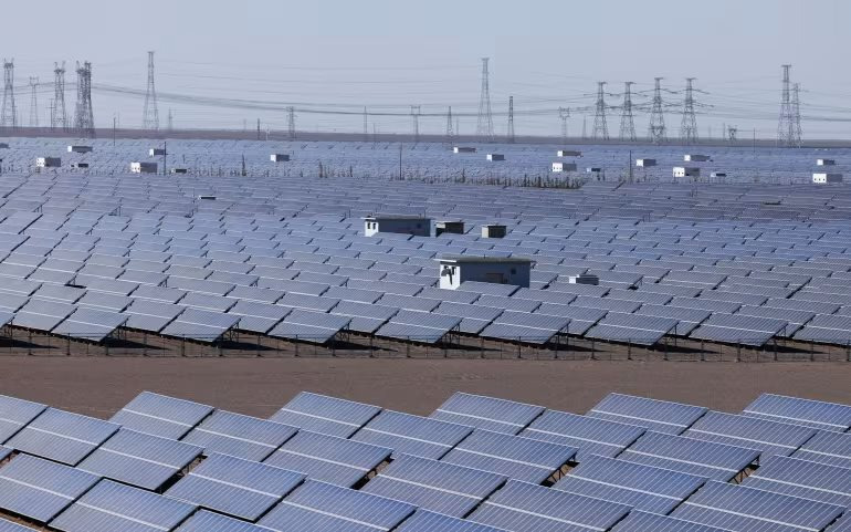 Ngành điện mặt trời Trung Quốc đang rơi vào nghịch lý lớn: công suất lắp đặt liên tục lập kỷ lục, nhưng các doanh nghiệp đầu ngành lại thua lỗ nặng chưa từng có.