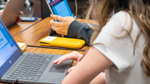 Sự phát triển nhanh chóng của Trí tuệ nhân tạo đang làm thay đổi cách giới trẻ học tập và tìm kiếm thông tin. Các chatbot AI như ChatGPT hay Google Gemini ngày càng phổ biến trong thanh thiếu niên, nhưng điều này cũng khiến nhiều bậc phụ huynh lo ngại về những tác động lâu dài đối với sức khỏe tâm thần và khả năng học tập của con cái.