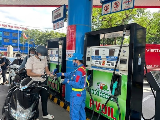 Theo nhiều hãng xe, hầu hết các đời xe tương thích và không phải thay đổi về kỹ thuật khi sử dụng xăng E10. Tuy nhiên, với những dòng xe quá cũ, cần xem thêm hướng dẫn sử dụng kèm theo xe để kiểm tra khả năng tương thích với xăng E10.