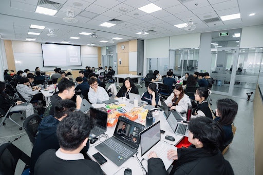 Sau hơn một tháng phát động, cuộc thi ý tưởng giải pháp công nghệ Asian Hackathon for Green Future 2026 đã nhận được sự hưởng ứng mạnh mẽ của cộng đồng sinh viên và các nhà đổi mới trẻ trên toàn châu Á, thu hút 439 đội thi đăng ký tham gia nhằm phát triển các giải pháp công nghệ hướng đến tương lai bền vững.